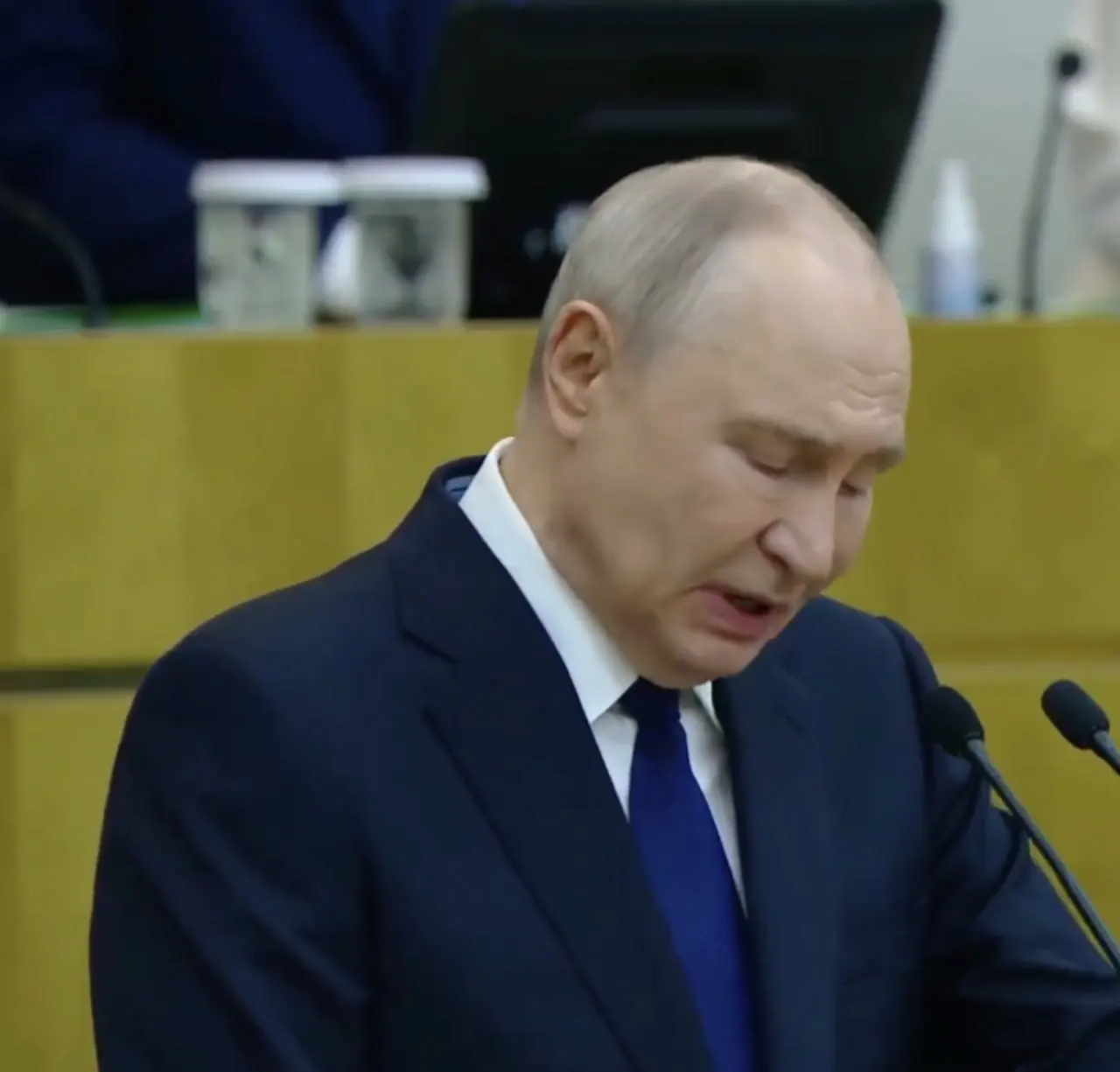 Президент заявил о уверенности в финансовой системе, подчеркнул суверенитет и необходимость поддержки военных и их семей, а также отметил обновление Госдумы и единство страны.