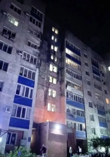 За ночь уничтожено 516 беспилотников по регионам России; зафиксированы повреждения в порту Усть-Луга и жилом доме в Новокуйбышевске; есть пострадавшие и эвакуационные меры.