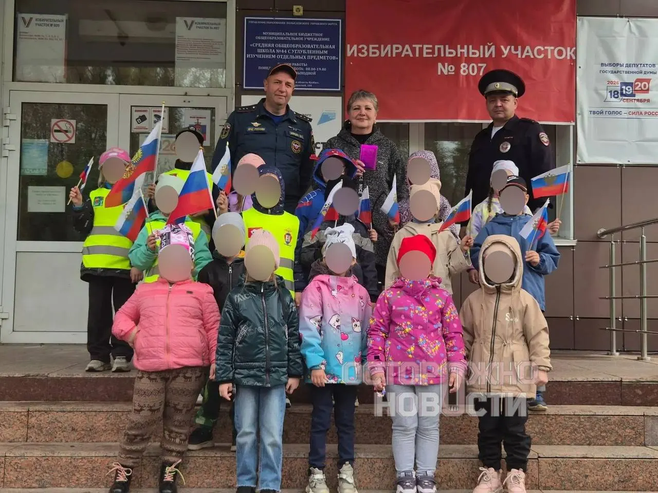 В ряде регионов дошкольники участвуют в инсценированных голосованиях: детей приводят на участки, организуют бюллетени и гимны перед избиркомами; случаи зафиксированы в Тамбове, Грязи, Выборге и других территориях.
