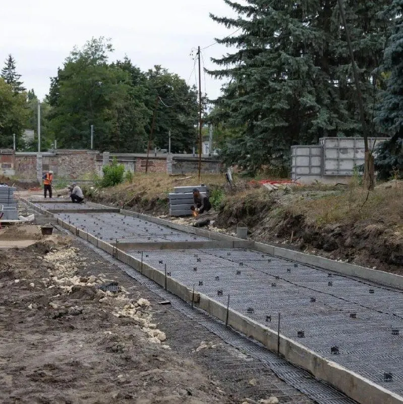 В Курске начаты работы по реставрации повреждённых во время реконструкции надгробий на офицерском кладбище мемориального комплекса; выполняются бетонные основания, бордюры и освещение.