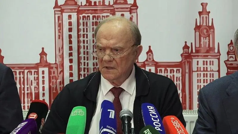 Лидер КПРФ Геннадий Зюганов заявил, что без изменения курса Россия останется в экономическом отставании и война может затянуться; он указал на рост тарифов ЖКХ и снижение рождаемости, а также нехватку пенсий на базовые нужды.