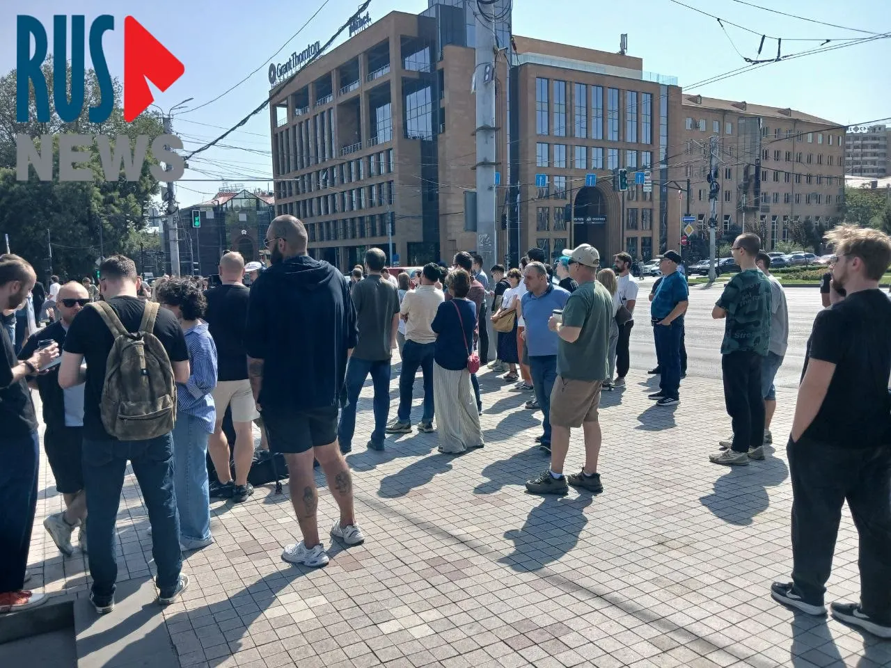 У посольства РФ в Ереване к полудню образовалась длинная очередь избирателей; среди желающих — российские туристы и правозащитники, напротив здания проходит митинг примерно ста участников.