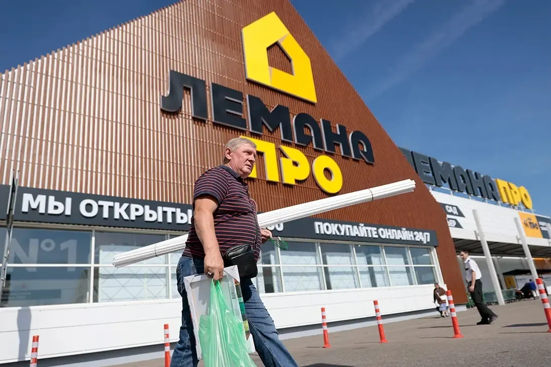 Государство временно передает управление несколькими активами в логистике и строительстве; расследования, судебные решения и кадровые перестановки отражают влияние политических решений на рынок.