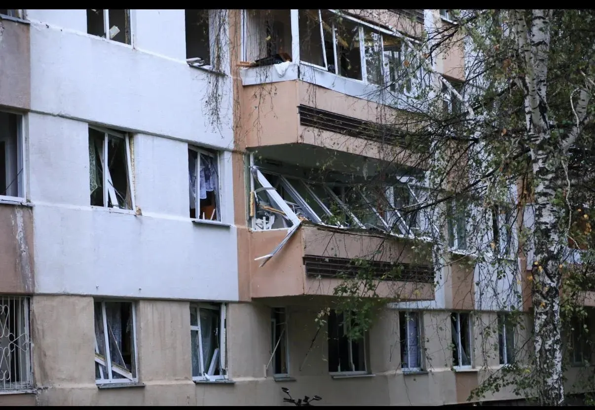 Местные власти сообщают о погибших и раненых после атак беспилотников в трех регионах России.