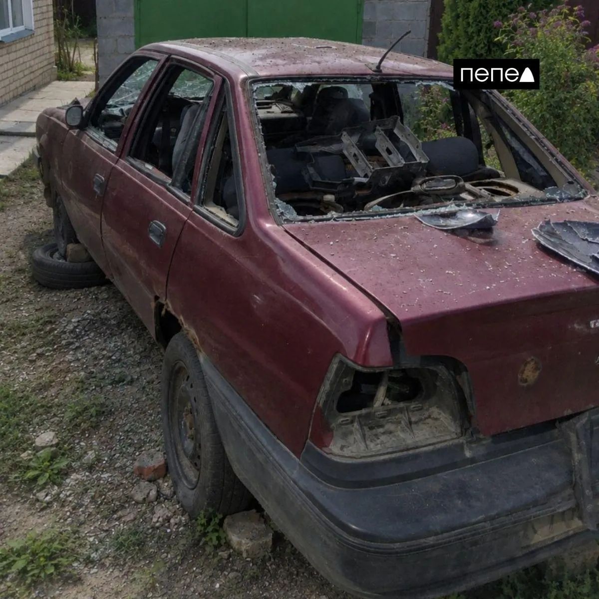 Жительница Железногорска заявляет, что после обстрела её автомобиль получил серьёзные повреждения и не подлежит выплате по действующим правилам; сейчас возникла необходимость оплатить экспертизу