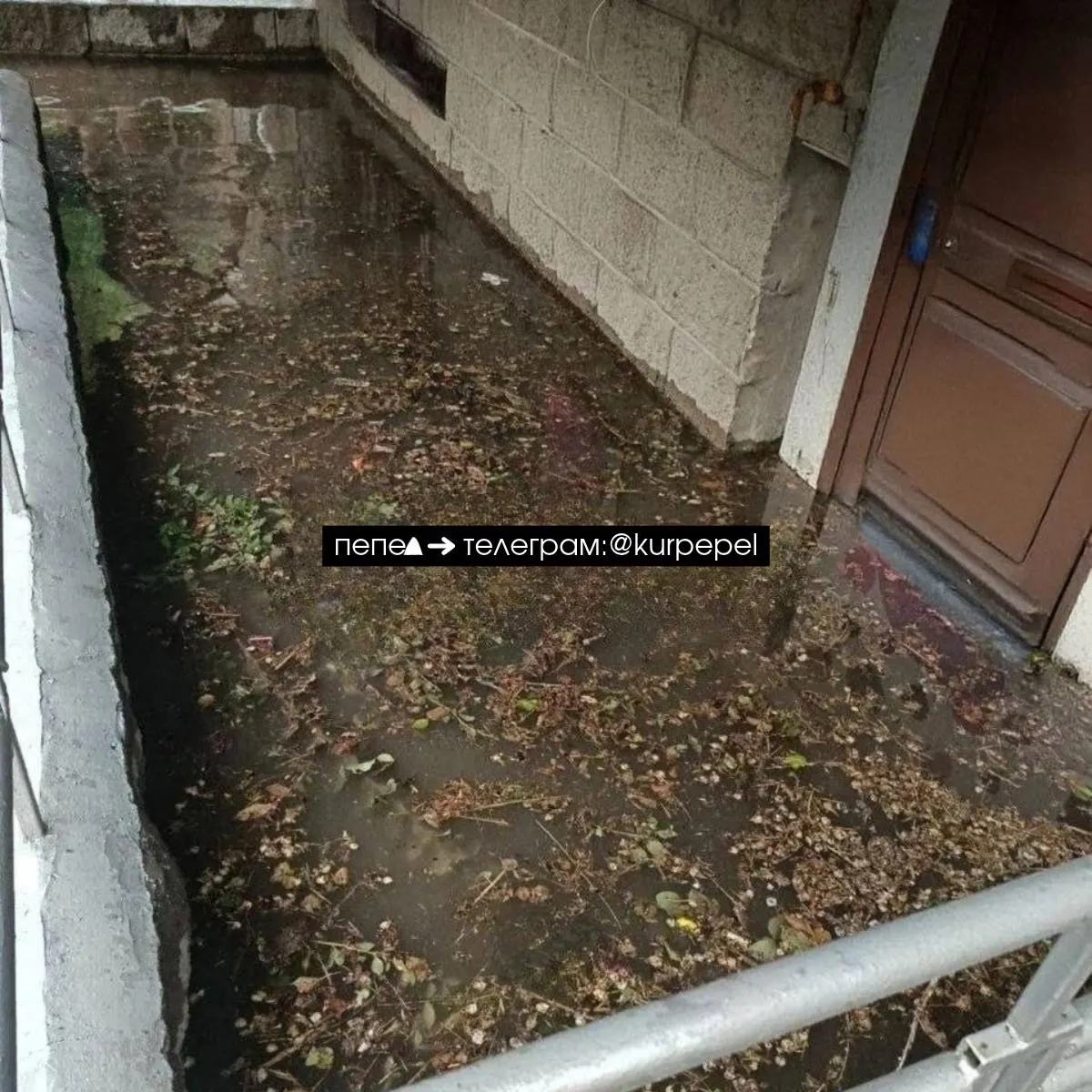 Подвал на улице Ленинской затоплен после прорыва трубы; люди пытаются укрыться во время тревоги.