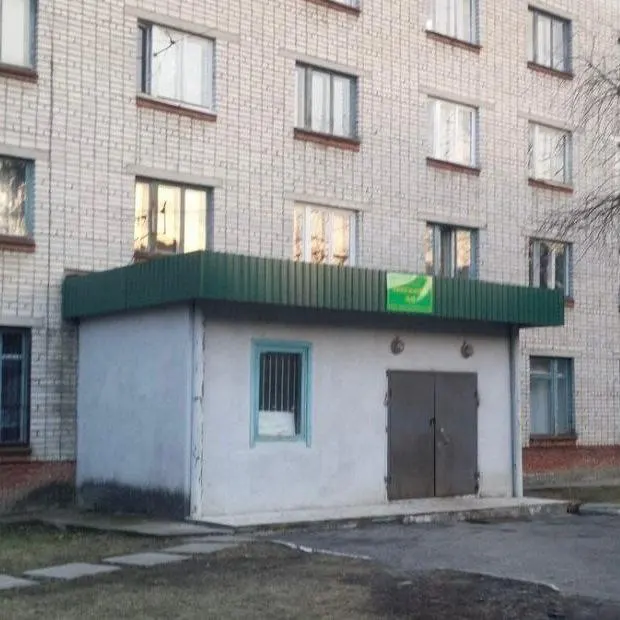 Суд принял решение выселить жильцов общежития, среди которых мать с двумя несовершеннолетними, власти обещали помощь, но люди остаются без жилья накануне морозов.
