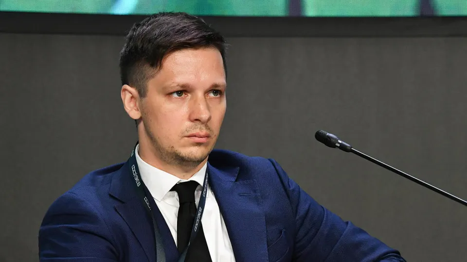 Обзор динамики роста государственного сектора, налоговых реформ и бюджетных рисков на фоне макроэкономических изменений в России.