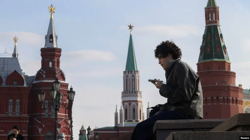 Законопроект предусматривает идентификацию несовершеннолетних в соцсетях и сокращение времени пребывания в интернете до 14 лет, а также рассмотрение зарубежного опыта ужесточения контроля за детским контентом в сети.